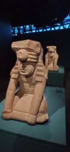 Sculpture homme agenouillé - Exposition les Olmèques et les cultures du golfe du mexique, 2021