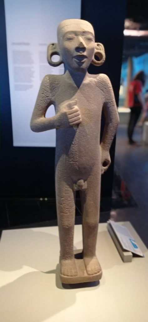Statue d'un jeune homme debout - Musée du quai branly - Exposition 2021 sur les Olmèques Golfe du mexique