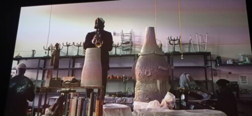 Image tirée de la vidéo A clay Sermon : Theaster Gates jouant de la musique avec The black monks