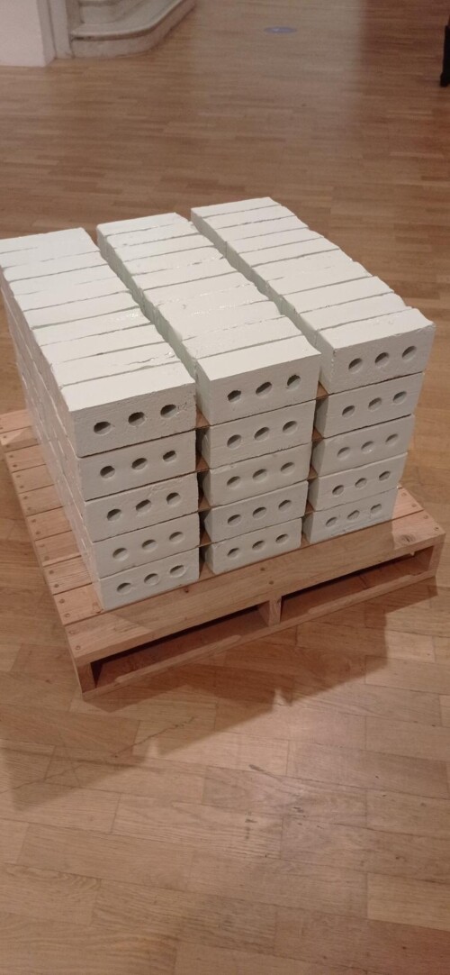 Pile de briques blanches - Installation par Theaster Gates